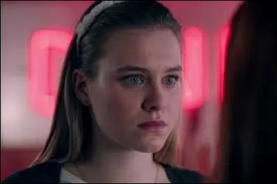 Qui joue le rôle de Polly Cooper ?