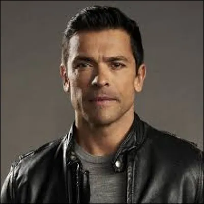 Qui joue le rôle d'Hiram Lodge ?