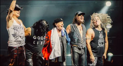 Quel groupe a composé et interprété le tube ''Still Loving You'' en 1984 ?