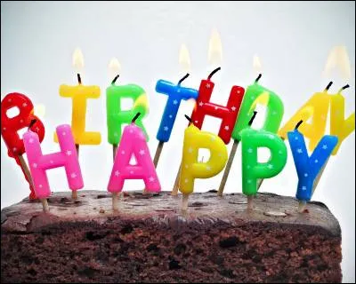 Jeanne a fait des &eacute;tudes de langues. Elle sait donc que"zorionak zuri" et "palju &otilde;nne s&uuml;nnip&auml;evaks", c'est "joyeux anniversaire" en :