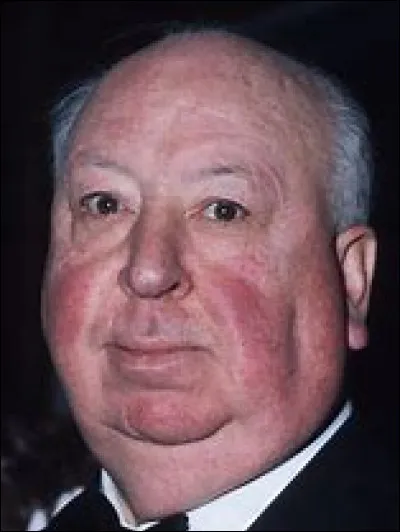 Qui est cet Alfred, réalisateur britannique naturalisé américain, connu comme le maître du suspens et pionnier du thriller, mort en 1980 ?