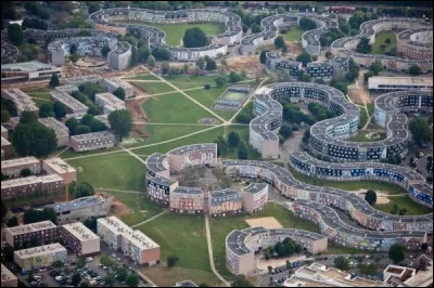 À quelle ville appartient cette cité ?