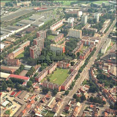 Où se situe cette cité ? À ...