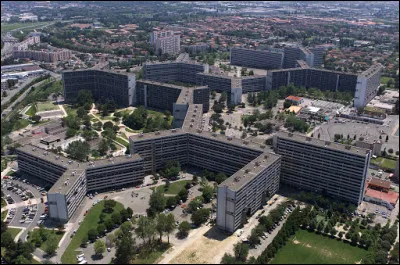 À quelle ville appartient cette cité ?