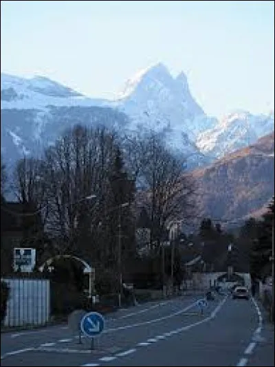 Pour finir nous traversons Louvie-Juzon, avec en face le Pic du Midi d'Ossau. Commune néo-aquitaine, dans la vallée d'Ossau, elle se situe dans le département ...
