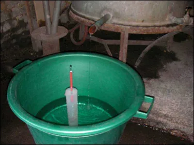 Comment réduit-on le taux de l'alcool de 75°/80° a 40°/50°pour la commercialisation ?