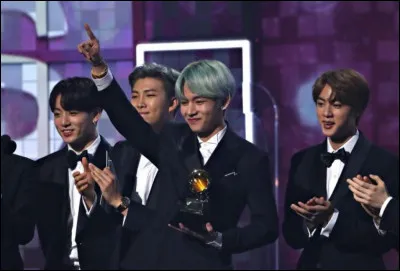 Quelle chanson ont-ils réenregistrée avec le chanteur Lauv ?