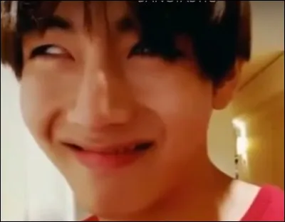 Comment étaient les cheveux de V dans le clip vidéo de ''Save Me'' ?