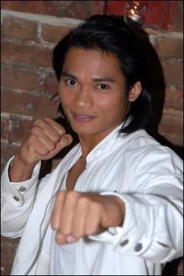 Combien pse Tony Jaa ?