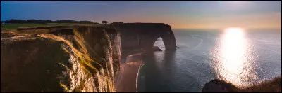 Autrefois modeste village de pêcheurs, je deviens au XIXe siècle une station balnéaire de renom. Je suis célèbre pour les fêtes qu'organisait Guy de Maupassant, mais aussi pour mes fameuses falaises de craie blanche, sculptées par la mer, qui ont également servi de décor à Arsène Lupin.