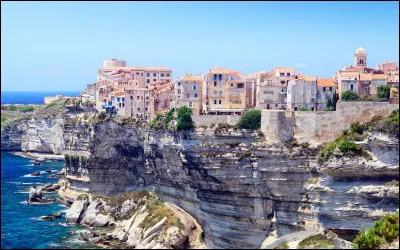 Située à l'extrême sud de mon île de Beauté. Je suis la commune la plus méridionale de la France métropolitaine. De mes falaises de calcaire je regarde la Sardaigne. Je comporte un port et une citadelle.