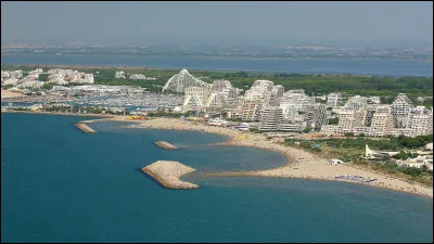 "Ville nouvelle", je suis une station balnéaire et un port de plaisance, construite dans des anciens marécages. Je me suis développée autour du tourisme et je suis reconnue entre mille, pour mon architecture homogène et mes immeubles en forme de pyramides.