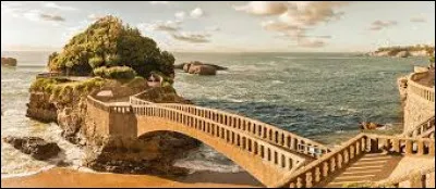 Commune basque, je suis réputée pour ma grande plage et mes côtes rocheuses façonnées par la mer, dont le célèbre rocher de la Vierge. L'impératrice Eugénie et Napoléon III en avaient fait leur villégiature et y ont fait construire un célèbre bâtiment.