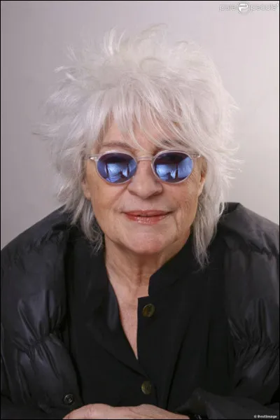 Chanteuse française, elle s'appelle Catherine :