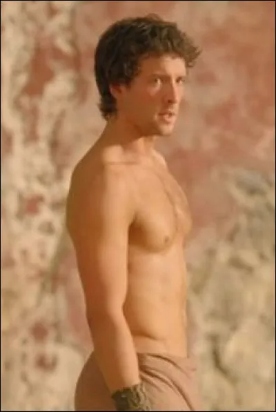 Comment s'appelle la petite amie de Lukas qui le rejoint au Mexique ?