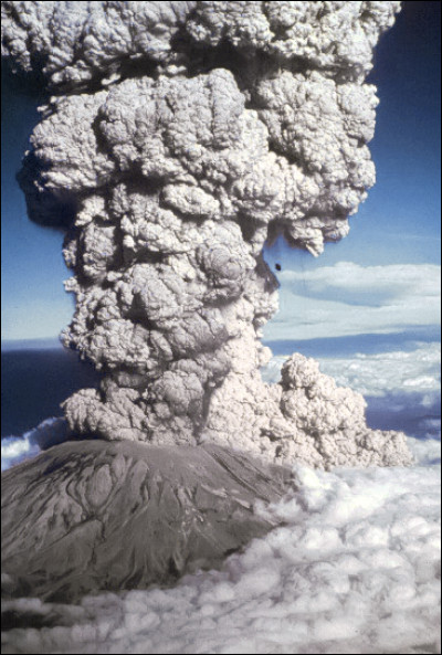 Où a eu lieu l'éruption du Mont Sainte-Hélène en 1980, qui fut d'ailleurs l'éruption volcanique la plus importante enregistrée aux États-Unis ?