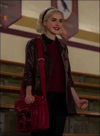 Qui Sabrina aide-t-elle à entrer dans l'équipe de basket ?