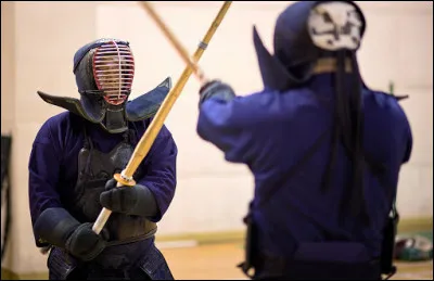Quel art martial japonais se pratique avec un sabre en bambou ?