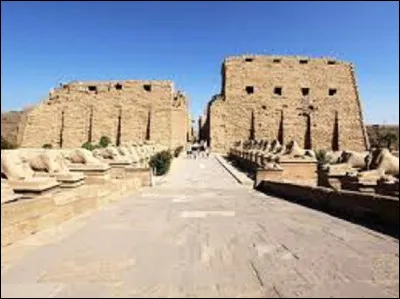 Dans quel pays est situé ''le temple de Karnak'' ?