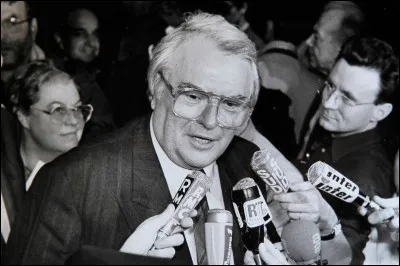 En dehors de l'industrie, dans quel domaine économique le gouvernement Mauroy procède-t-il à des nationalisations ?