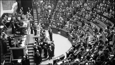 En 1945, dans lequel de ces secteurs les principales entreprises sont-elles nationalisées ?