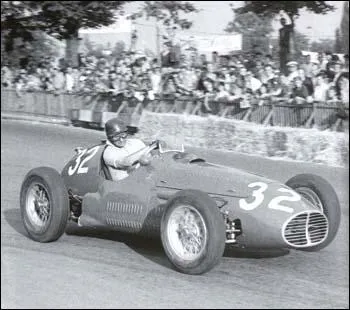 A quel ge Fangio dcrocha-t-il son 5me et dernier titre en F1 ?