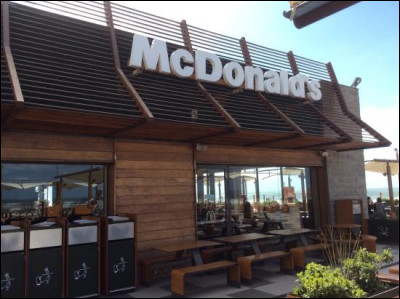 En 1992 s'est ouvert le premier McDonald's en Afrique. C'était dans quel pays?