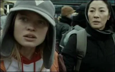 Arrivs au Kazakhstan, le trio parcourt le march local. La jeune fille aperoit alors quelque chose qui la choque profondment dans une grande cage. Qu'est-ce ?