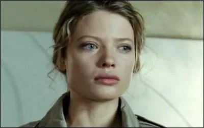 Sa mission consiste  escorter cette jeune fille, interprte par Mlanie Thierry. Son nom est ...