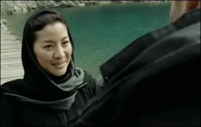 Comment se nomme l'actrice qui incarne Soeur Rebecca, qui accompagne cette jeune fille ?