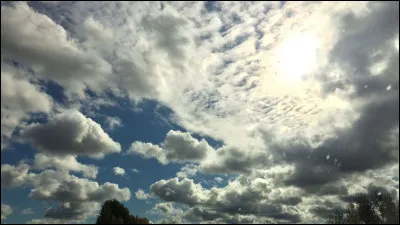 Il y a de gros nuages gris dans le ciel. Gris est un...