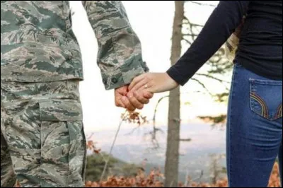 Qui a embrassé un garçon dans l'armée ?