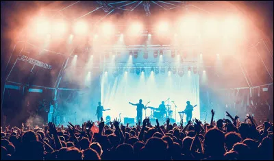 Quelle célébrité a invité Beca dans son spectacle ?