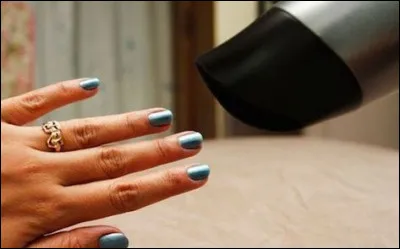 Sécher ses ongles au sèche-cheveux permet un résultat plus efficace.