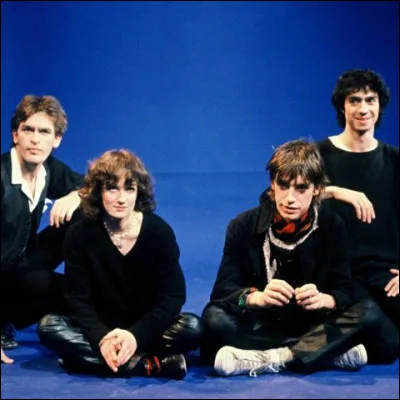 Avant de choisir le mot "téléphone" pour leur groupe, quel avait été le 1er mot qui avait été choisi pour le début de leur groupe ?