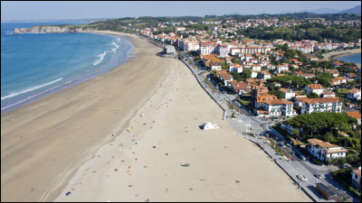 Ville de 16 000 habitants du département des Pyrénées-Atlantiques, ville côtière du pays basque à la frontière de l'Espagne :