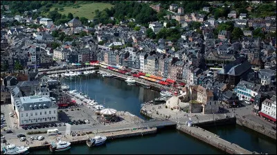 Ville de 8 000 habitants du département du Calvados, située sur l'estuaire de la Seine :
