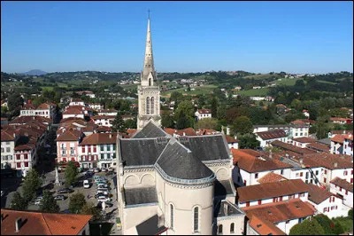 Ville de 6 800 habitants du département des Pyrénées-Atlantiques, située dans les collines de la province basque du Labourd :