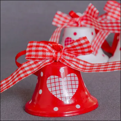 Mon premier se trouve dans le prénom de la fée "Clochette".
Mon deuxième se trouve dans le mot "chelou".
Mon tout annonce l'arrivée du lapin de Pâques.