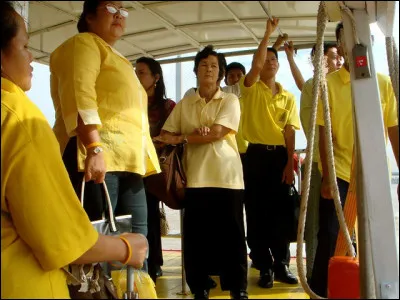 Dans quel pays la population se vêt-elle de jaune le lundi, en l'honneur du roi né ce jour-là ?