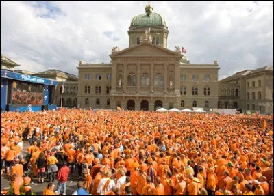 Dans quel pays, suite à une révolution, la couleur orange symbolise-t-elle la liberté politique ?