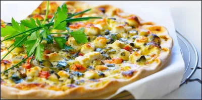 La tarte feta-courgette est un plat principal de Pâques.
