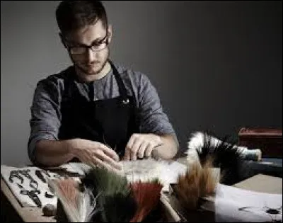 Comment s'appelle le métier ayant pour signification "travailleur de plumes d'oiseaux" ?