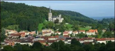 Voici une vue de Mont-devant-Sassey et de son &eacute;glise Notre-Dame. Village Meusien, il se situe dans l'ex r&eacute;gion ...