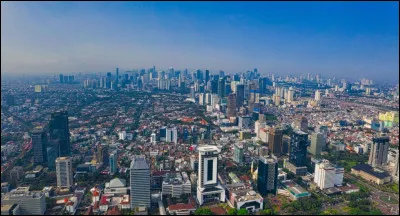 Jakarta est une ville qui se situe :