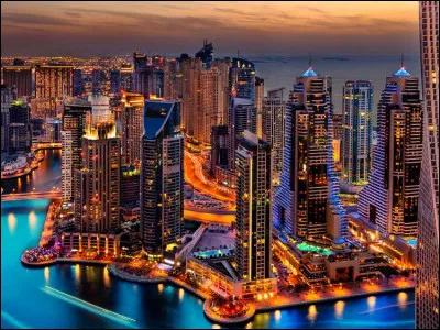 Duba&iuml; est une ville qui se trouve :