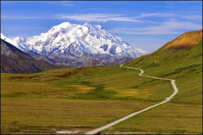 Direction l'Amérique et, plus précisément, l'Alaska, État des États-Unis séparé du reste du pays par le Canada. C'est là que se situe le point culminant des États-Unis avec ses 6 190 mètres. Quelle est cette montagne ?