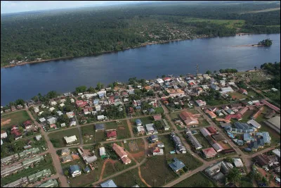 Enfin, dernière enclave, la Guyane française, frontalière du Brésil et du Suriname. Quel fleuve sert de frontière entre la Guyane française et le Brésil ?