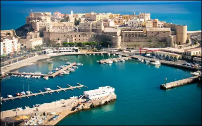 Quelles sont ces deux enclaves espagnoles au sein du territoire marocain donnant sur la mer Méditerranée ?