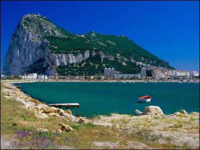 Dans quelle Communauté autonome d'Espagne le territoire britannique de Gibraltar est-il enclavé ?